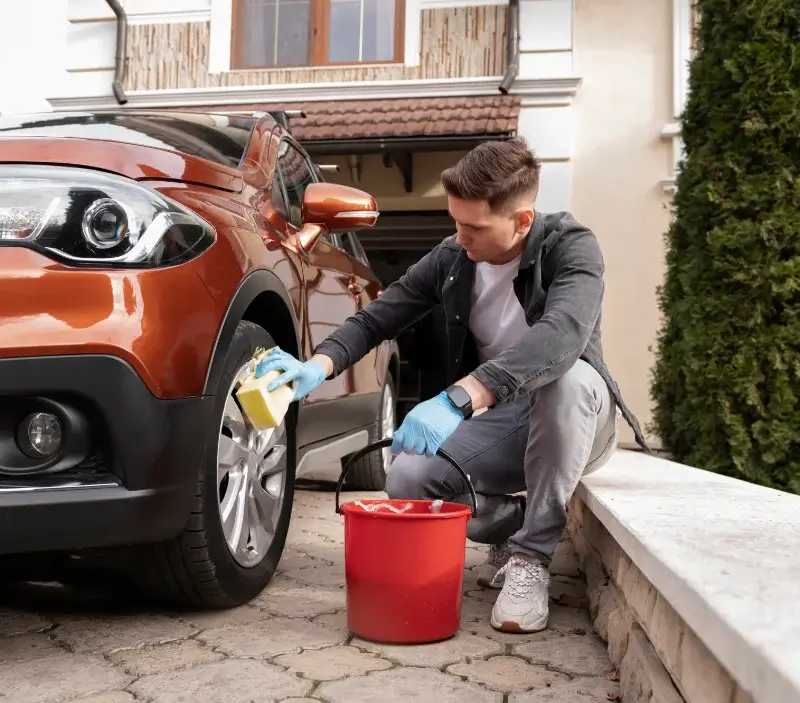 Lavage auto à domicile Vallées-d'Antraigues-Asperjoc : professionnel intervenant sur un véhicule